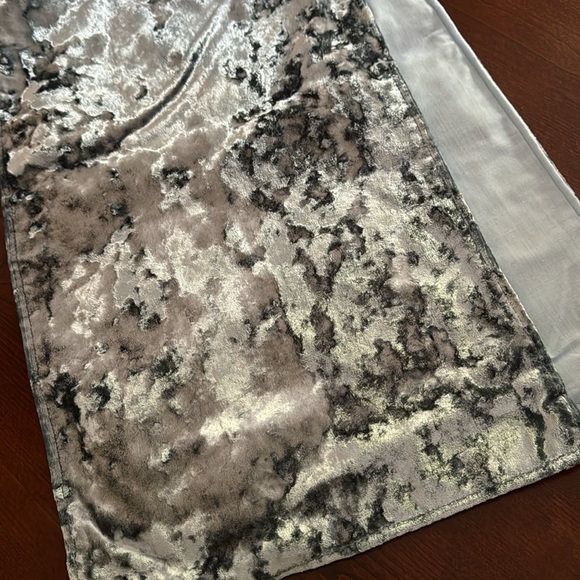 Nicole Miller crushed velvet table runner - Picture 5 of 6